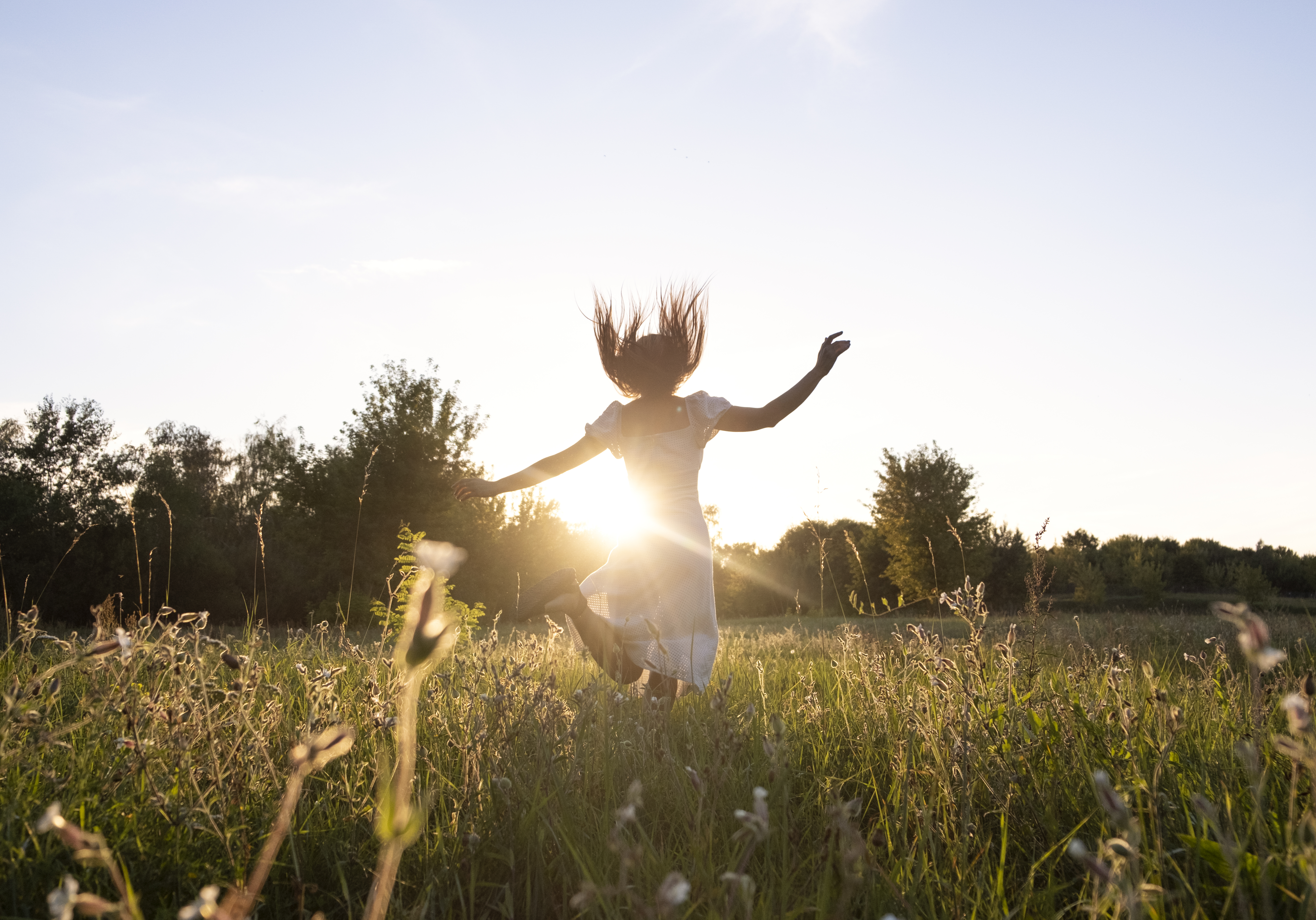 full-shot-woman-jumping-outdoors full-shot-woman-jumping-outdoors